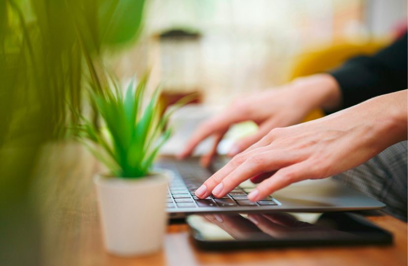 Manos usando portátil